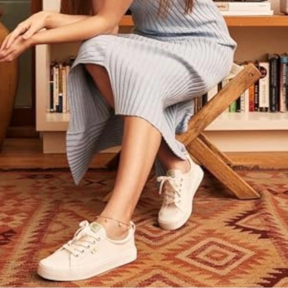 Cariuma White Low-Top Sneakers with Lime Green Insole - Picture 2 of 11